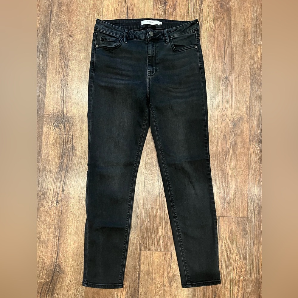 Hidden black skinny jeans.